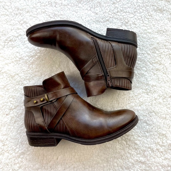 BareTraps Shoes - EUC - Baretraps Yadda Bootie, Brown with buckle detail, zip up side, Size 8M